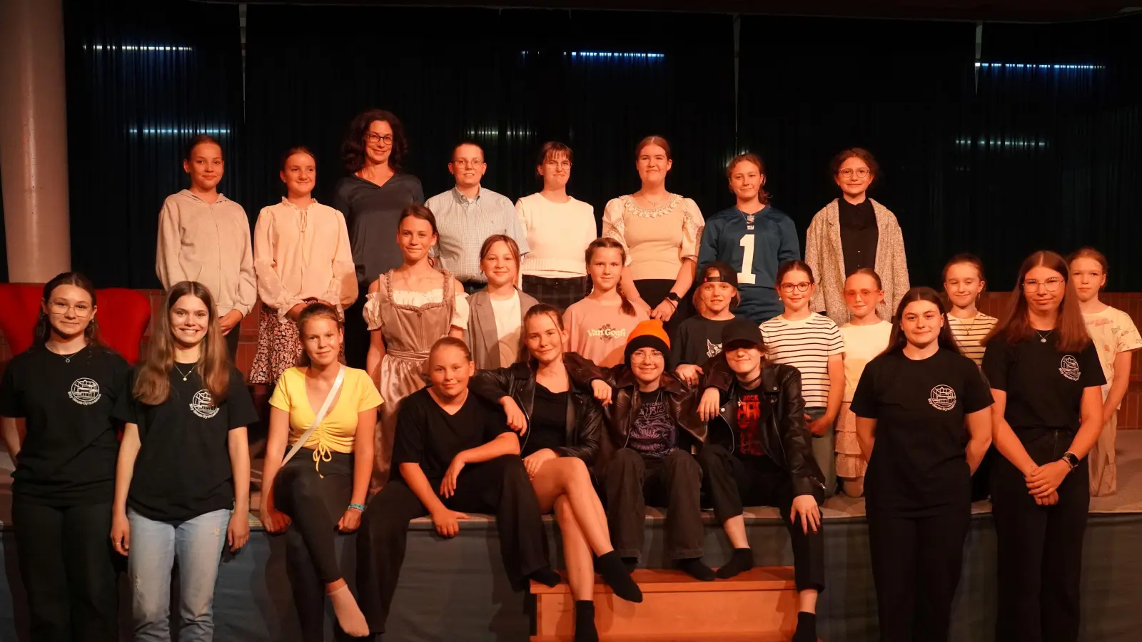 Das erfolgreiche Theaterensemble 2025 mit Technikteam ElLi&amp;So (Bild: Heiner Seidl)