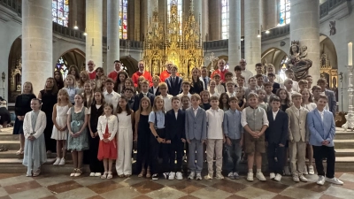 Die Firmlinge der Pfarrei St. Martin, Hl. Dreifaltigkeit, Heilige Familie, Aschach/Raigering sowie dem Benefizium Paulsdorf freuen sich gemeinsam mit dem Firmspender Domdekan em. Prälat Johannes Neumüller, Dekan Thomas Helm, sowie Pfarrer Josef Irlbacher, Kaplan Schwedler, Pater Benjamin, Diakon Sellmeyer, Gemeindereferentin A. Rauch und Praktikantin B. Weichselbraun über die feierliche Firmspendung. (Bild: Tobias Preißl)