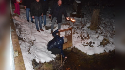 Traditionell beginnt das Mitglied mit dem „Flodern”, das im Fasching das meiste Geld ausgegeben hat. (Bild: Tanja Pflaum)