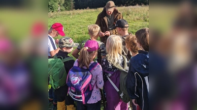 Viel Neues hörten die Kinder bei der Exkursion mit Jäger Andreas Greiner. (Bild: Michaela Greiner)