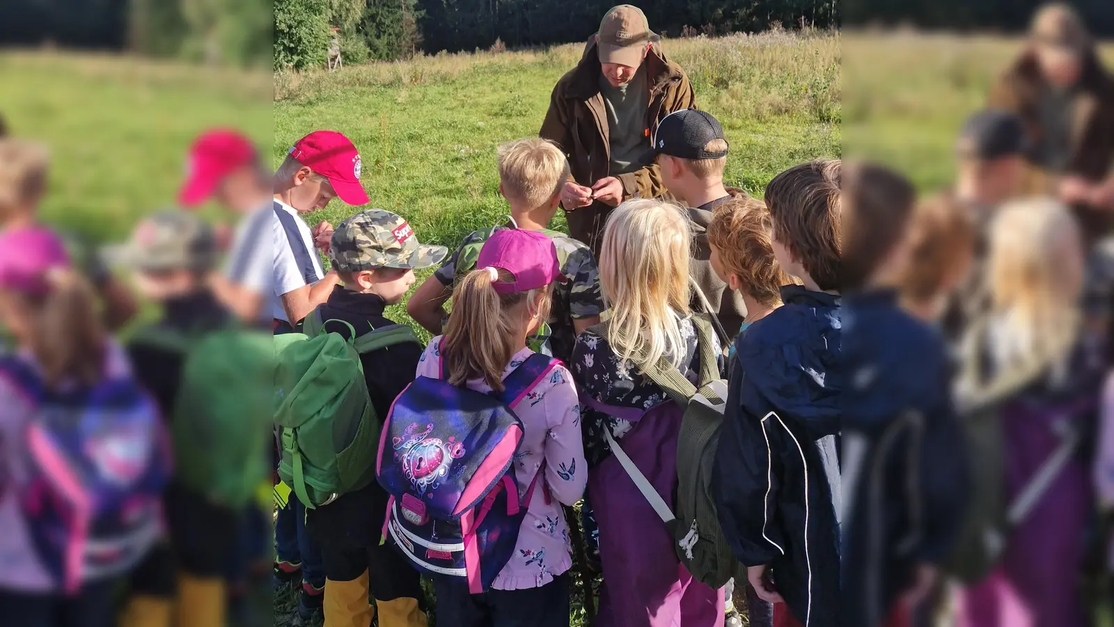 Viel Neues hörten die Kinder bei der Exkursion mit Jäger Andreas Greiner. (Bild: Michaela Greiner)