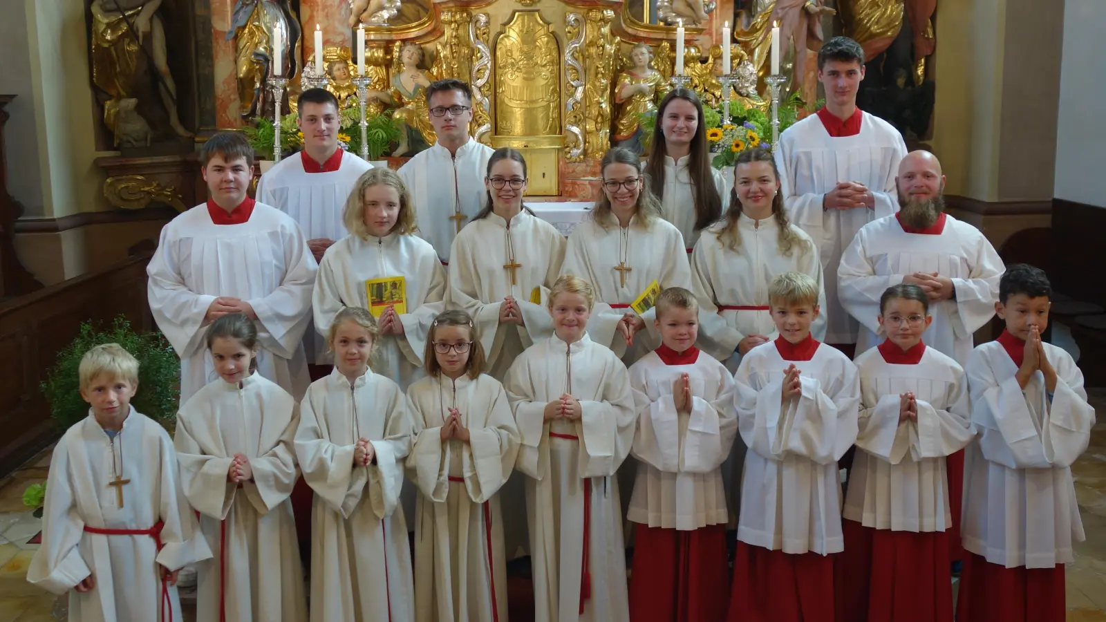 Im Bild die neuen und die verabschiedeten Ministranten der Pfarreiengemeinschaft Beidl- Plößberg (Bild: Michael Vollath)