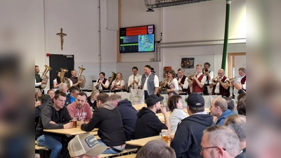 Beste Stimmung im Feuerwehrhaus garantierten die Werkstattmusikanten. (Bild: gz)