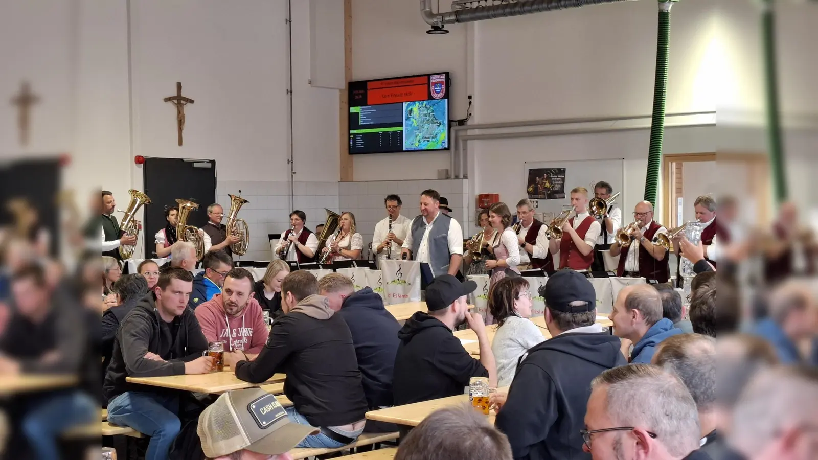 Beste Stimmung im Feuerwehrhaus garantierten die Werkstattmusikanten. (Bild: gz)