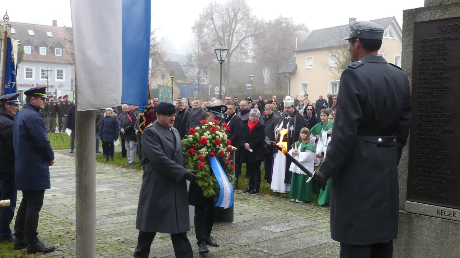 Bürgermeister und Vertreter von Bayerischem Soldatenbund und Reservistenkameradschaft (RK) legten am Kriegerdenkmal, an dem Ehrenposten der RK standen, Kränze zum Gedenken an die Opfer von Krieg und Gewaltherrschaft nieder.  (Bild: Walther Hermann)