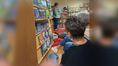 Büchereimitarbeiterin Maria Kontny stellte die Bücher „Anna oder: Was von einem Leben bleibt” von Henning Sussebach und „Du musst meine Hand fester halten, Nr.104” von Susanne Abel vor. (Bild: Jonas Dittrich)