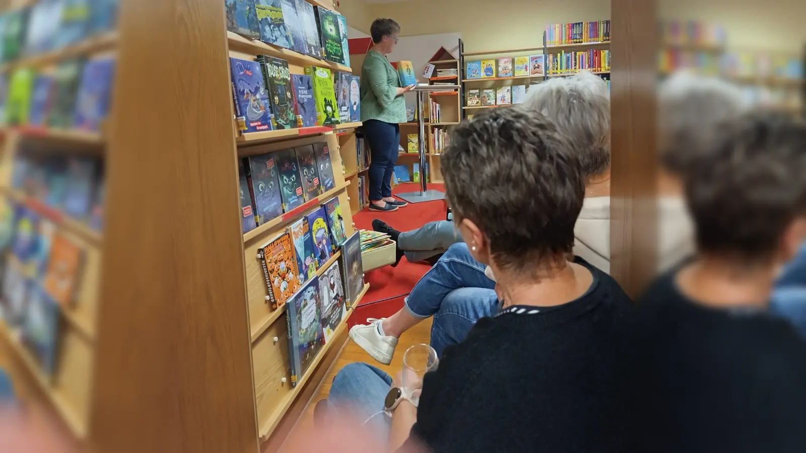 Büchereimitarbeiterin Maria Kontny stellte die Bücher „Anna oder: Was von einem Leben bleibt” von Henning Sussebach und „Du musst meine Hand fester halten, Nr.104” von Susanne Abel vor. (Bild: Jonas Dittrich)