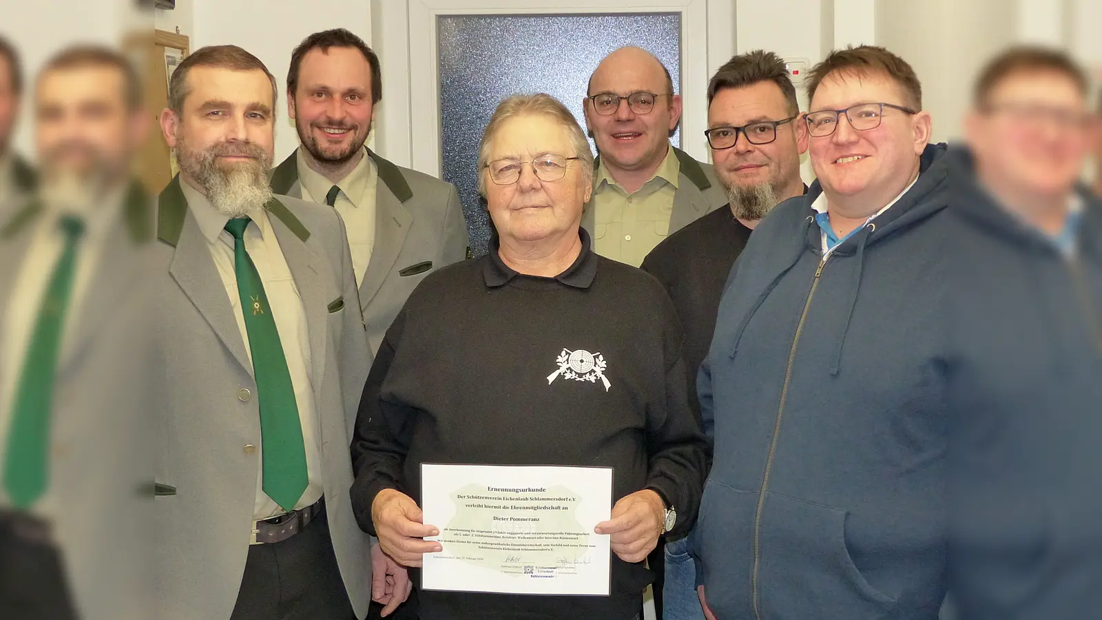 Zum Bild: v.l.n.r. 2. Schützenmeister Stefan Lautner, Kassier Michael Geigenmüller, Ehrenmitglied Dieter Pommeranz, Schriftführer Johannes Schmid, bisheriger 1. Schützenmeister Jens Löckler und Nachfolger Andreas Dötterl (Bild: Gerhard Löckler)