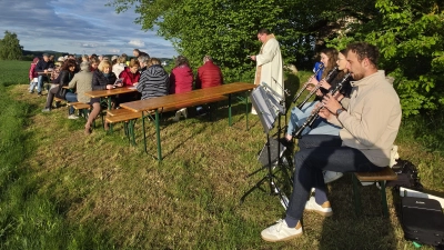 Die Teilnehmer der Maiandach am „Steinknöchl” mit Pfarrer Udo Klösel und dem Klarinetten-Quartett „HOLZLIEBE”. (Bild: Josef Enslein)