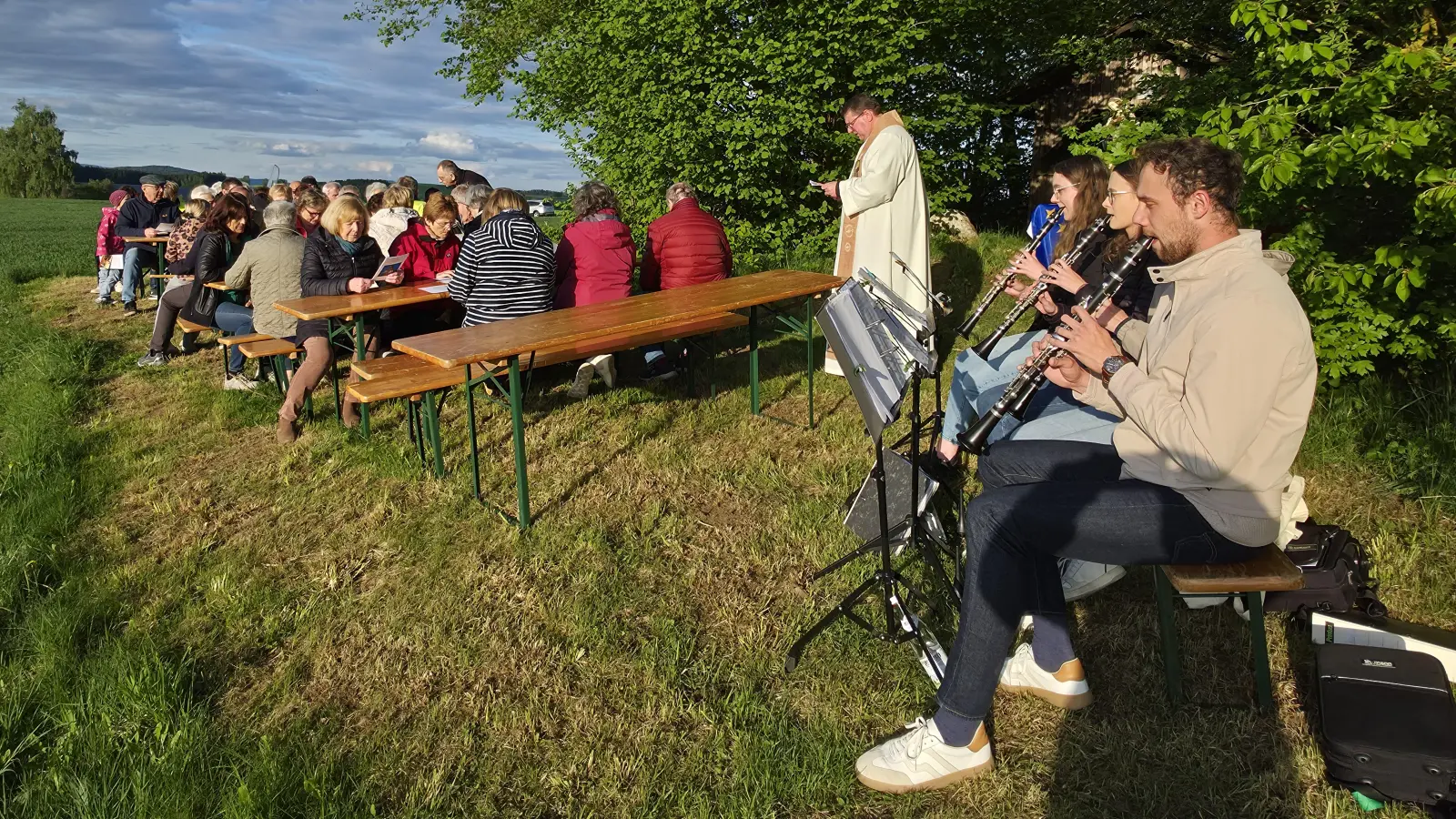 Die Teilnehmer der Maiandach am „Steinknöchl” mit Pfarrer Udo Klösel und dem Klarinetten-Quartett „HOLZLIEBE”. (Bild: Josef Enslein)