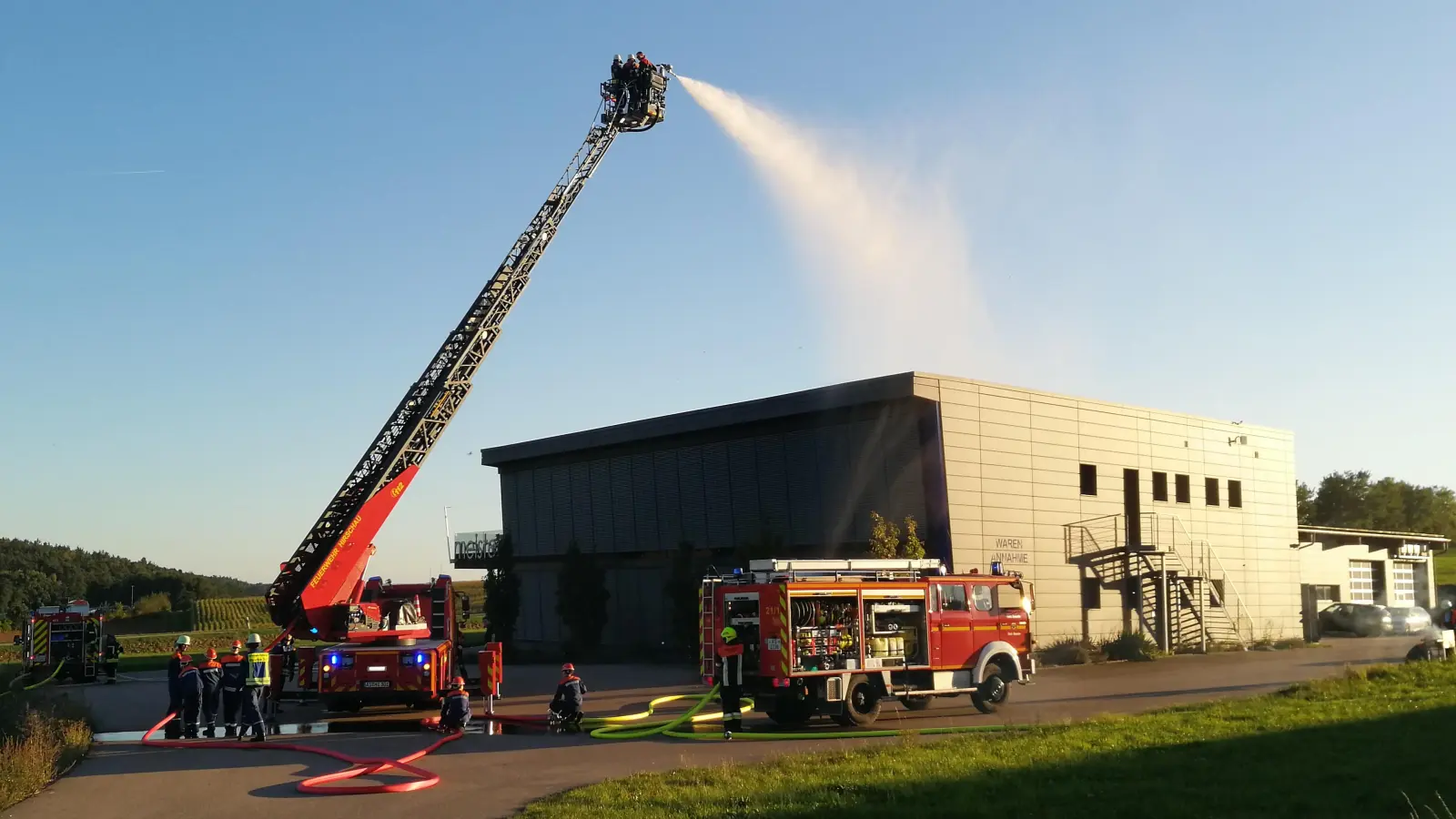 Die Jugendfeuerwehr der FF Gebenbach-Kainsricht bei einem Einsatz mit der Drehleiter der FF Hirschau an einem Gewerbeobjekt im Gewerbegebiet an der Rohrleite in Gebenbach (Bild: Peter Dotzler)