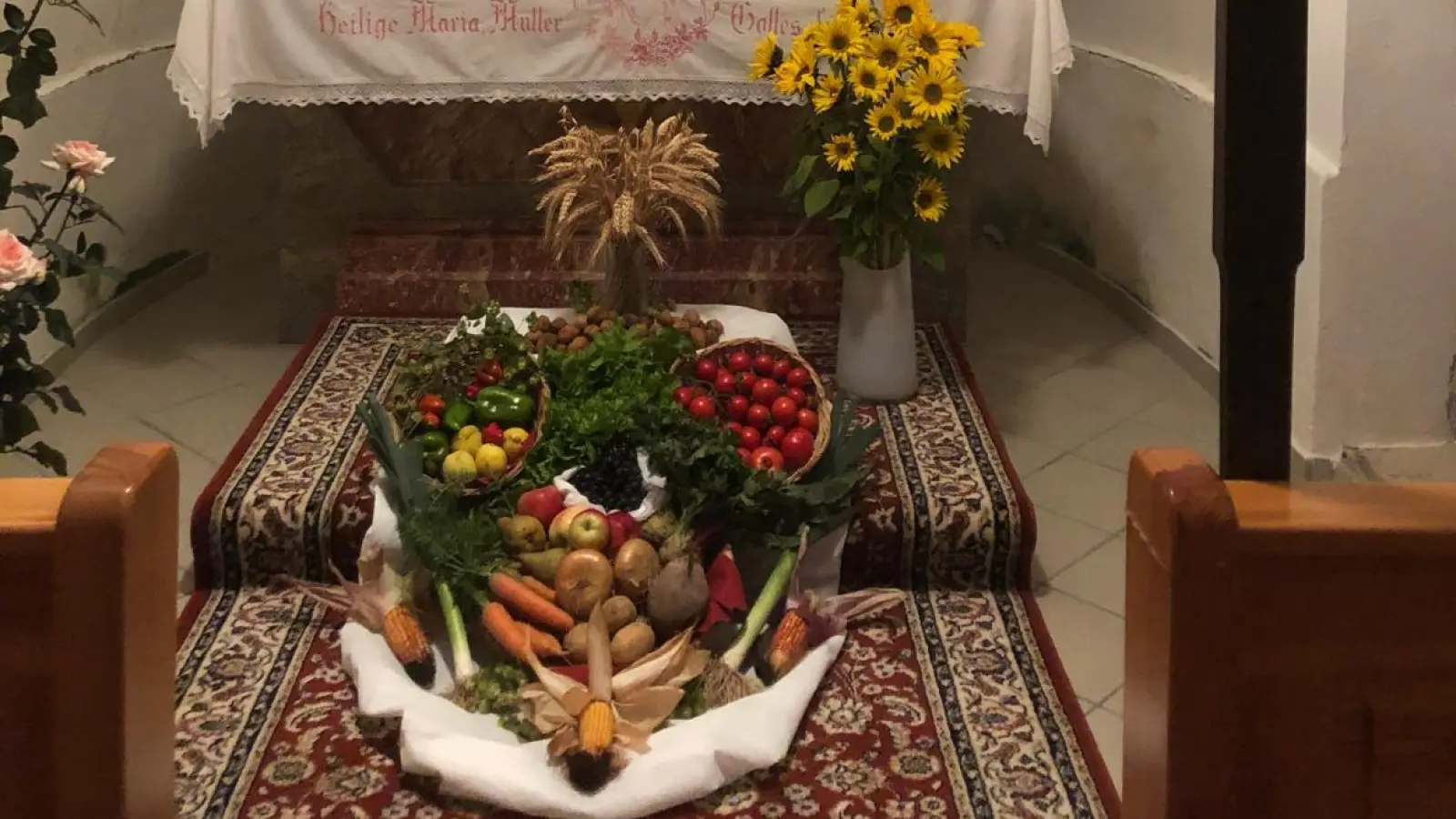 Dieser wunderschöne Erntealtar schmückt die Dorfkapelle in Pondorf (Bild: Elisabeth Bauer)