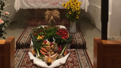 Dieser wunderschöne Erntealtar schmückt die Dorfkapelle in Pondorf (Bild: Elisabeth Bauer)