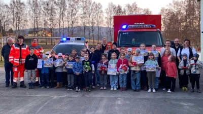 Glückliche, frischgebackene Ersthelfer mit Ihren Ausbildern der HvO Bärnau und der Feuerwehr Thanhausen. (Bild: Christian Zeitler)