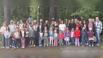 Rundum begeistert waren Kinder wie Erwachsene vom Familienstück „Meister Eder und sein Pumuckl” bei den Luisenburgfestspielen. Der CSU-Ortsverband hatte dazu unter Leitung des stellv. Ortsvorsitzenden Dr. Hans-Jürgen Schönberger (rechts) und seiner Frau Rosi (links) eingeladen. (Bild: Gabriele Prediger)