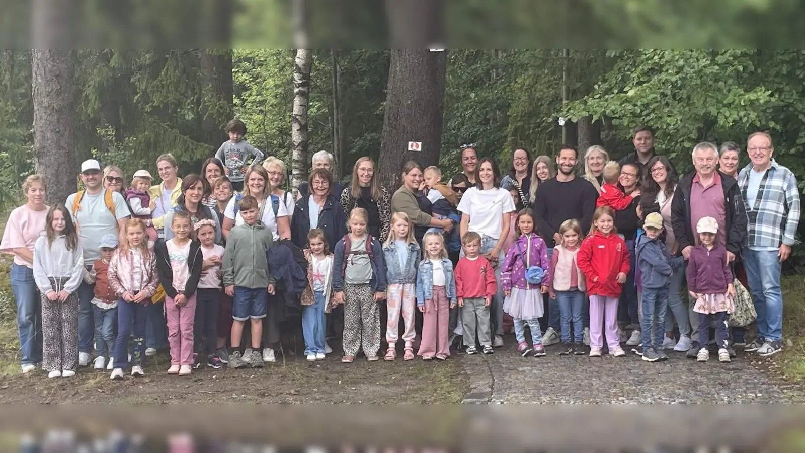 Rundum begeistert waren Kinder wie Erwachsene vom Familienstück „Meister Eder und sein Pumuckl” bei den Luisenburgfestspielen. Der CSU-Ortsverband hatte dazu unter Leitung des stellv. Ortsvorsitzenden Dr. Hans-Jürgen Schönberger (rechts) und seiner Frau Rosi (links) eingeladen. (Bild: Gabriele Prediger)