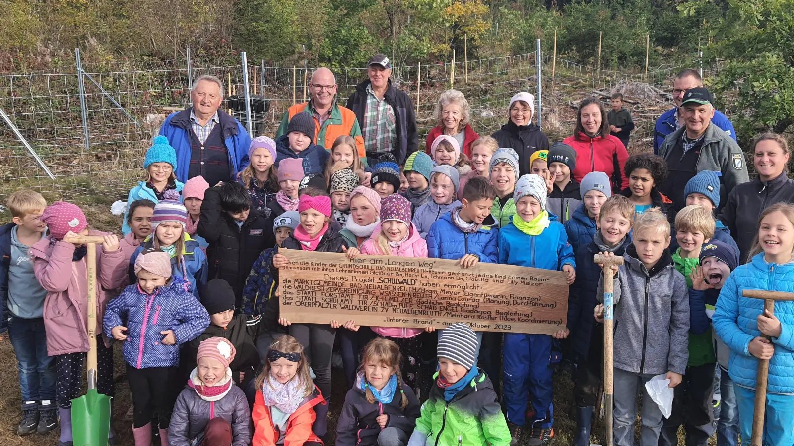 Die Mädchen und Buben der Grundschule pflanzten unter Anleitung von Karl-Heinz Melzer (Zweiter von rechts), Carina Czurda (rechts) und Meinhard Köstler (links) unterschiedliche Baumarten. Danach gab's eine Brotzeit. (Bild: lym)