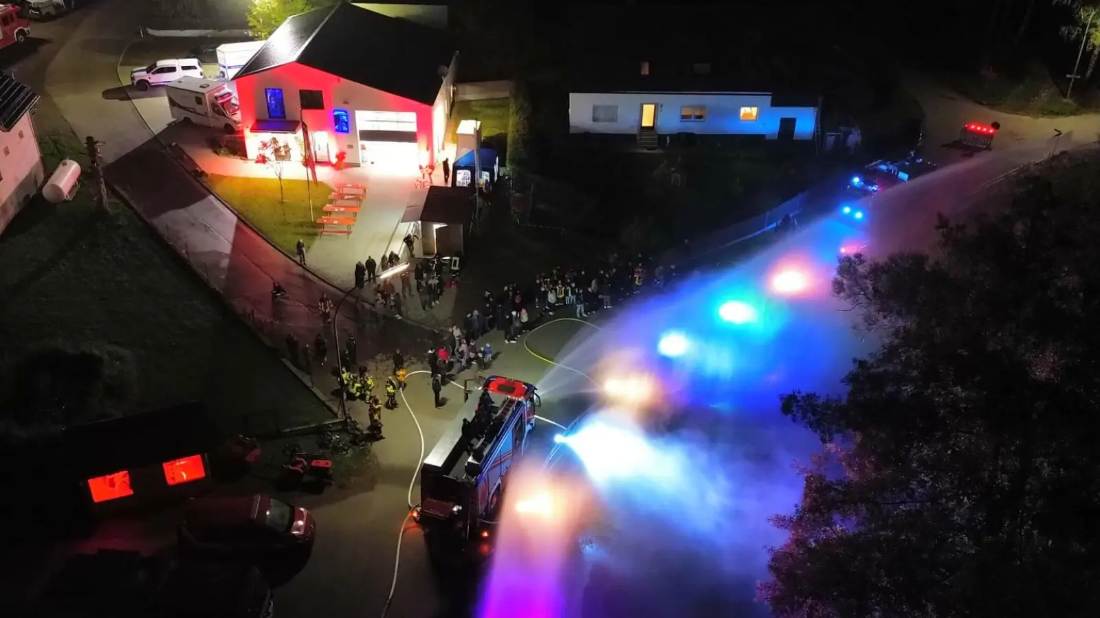 Wasserwand mit Lichtershow zur langen Nacht der Feuerwehr  (Bild: Held Karin)