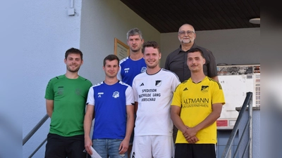 Bild obere Reihe v. li.: FC-Vors. Manuel Polleti, GF Markus Gsödl, <br>Unten: Kapitäne: Jonas Grabinger (TSV Stulln), Jonas Lehner (1.FC Schmidgaden), Tim Piehler (SV Kemnath), Jonas Sebald (SV Trisching-Rottendorf) (Bild: Thomas Rewitzer)