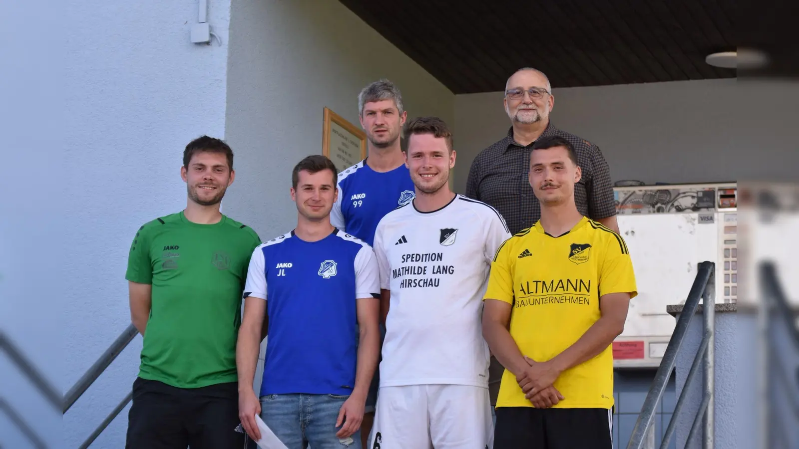 Bild obere Reihe v. li.: FC-Vors. Manuel Polleti, GF Markus Gsödl, <br>Unten: Kapitäne: Jonas Grabinger (TSV Stulln), Jonas Lehner (1.FC Schmidgaden), Tim Piehler (SV Kemnath), Jonas Sebald (SV Trisching-Rottendorf) (Bild: Thomas Rewitzer)