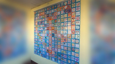 Alle Kinder der Schule gestalten im Rahmen des Kinderrechte-Projekts ein großes „Peace-Herz” nach James Rizzis „Love and Peace” . (Bild: Sonja Kramer)
