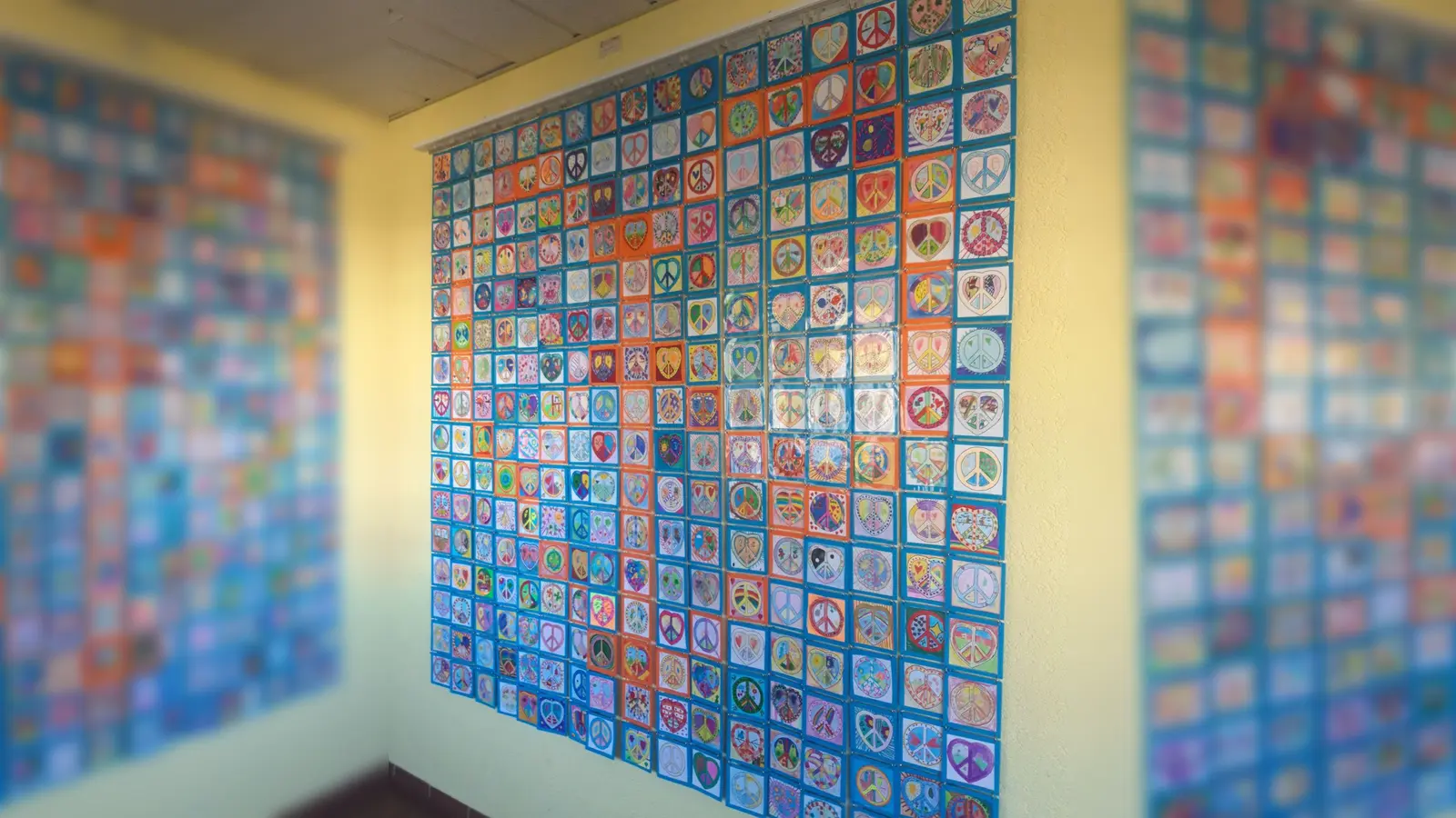 Alle Kinder der Schule gestalten im Rahmen des Kinderrechte-Projekts ein großes „Peace-Herz” nach James Rizzis „Love and Peace” . (Bild: Sonja Kramer)