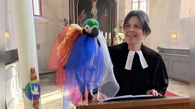 Pfarrerin Anja Matthalm mit dem Chamäleonvogel (Bild: Ann-Kathrin Förderreuther)