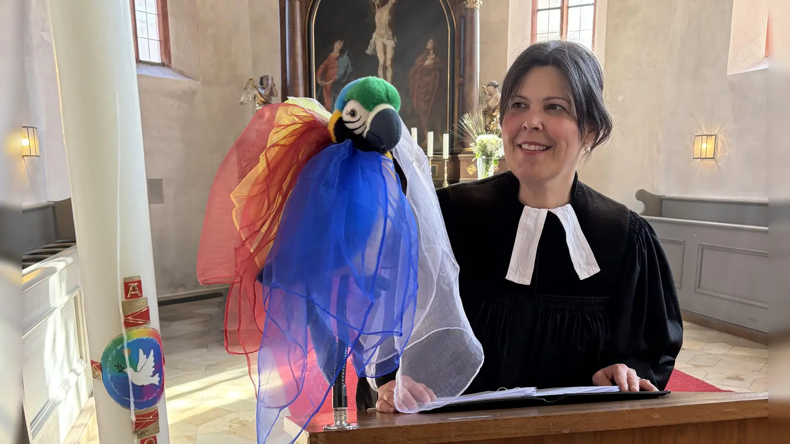 Pfarrerin Anja Matthalm mit dem Chamäleonvogel (Bild: Ann-Kathrin Förderreuther)