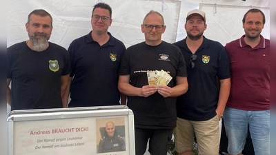 Zufriedene Gesichter bei der Spendenübergabe: v. l. n. r. Zweiter Schützenmeister Stefan Lautner, FW-Vorsitzender Marcel Schmid, Michael Sporrer, stv. FW-Vorsitzender Benjamin Schmid, Schützenkassier Michael Geigenmüller (Bild: Johannes Schmid)