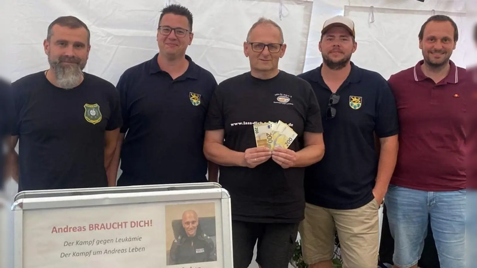 Zufriedene Gesichter bei der Spendenübergabe: v. l. n. r. Zweiter Schützenmeister Stefan Lautner, FW-Vorsitzender Marcel Schmid, Michael Sporrer, stv. FW-Vorsitzender Benjamin Schmid, Schützenkassier Michael Geigenmüller (Bild: Johannes Schmid)