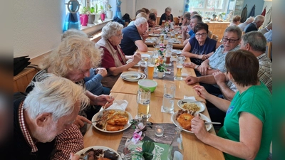 Bei gutem Essen und netten Gesprächen verbrachten die Seniorinnen und Senioren schöne Stunden in froher Runde im Gasthaus Schmid in Tremmersdorf. (Bild: Franz Melchner)