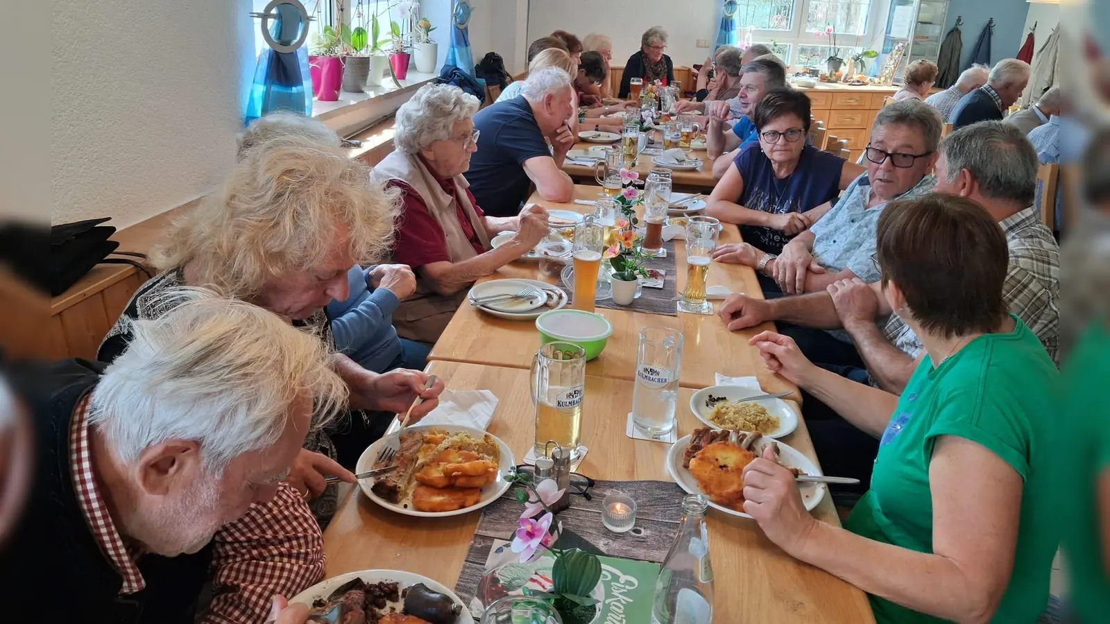 Bei gutem Essen und netten Gesprächen verbrachten die Seniorinnen und Senioren schöne Stunden in froher Runde im Gasthaus Schmid in Tremmersdorf. (Bild: Franz Melchner)