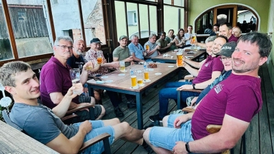 Bei einer gemütlichen Runde im Vereinslokal Völkl blicken die Sangesbrüder des Männergesangverein Pleystein sowie Festbraut Annalena Brey auf die große Jubiläumsfeier zurück.  (Bild: Tobias Schulz)