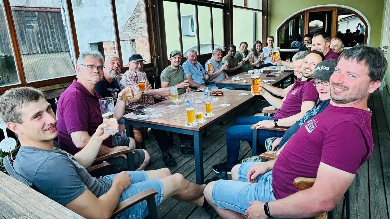 Bei einer gemütlichen Runde im Vereinslokal Völkl blicken die Sangesbrüder des Männergesangverein Pleystein sowie Festbraut Annalena Brey auf die große Jubiläumsfeier zurück.  (Bild: Tobias Schulz)