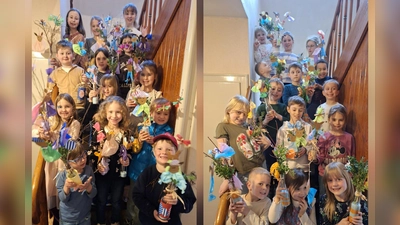 Die Kinder mit ihren Kunstwerken (Bild: Ulrike Schulhauser)