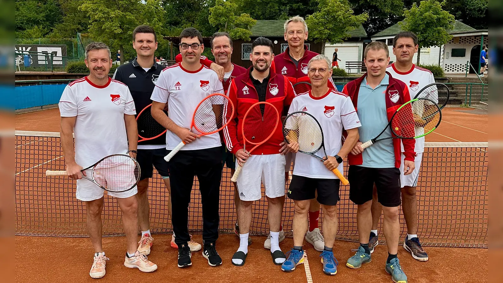 Die erfolgreiche Herren 30 Mannschaft: v.L. Thomas Wölker, Patrick Scherübl, Tobias Strehl, Claus Hammerer, Nico Scherübl, Harald Neidhardt, Herbert Schlagenhaufer, David Seegerer. (Bild: Jana Zwack)