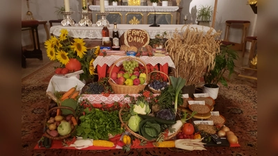 Erntealtar in der Benefiziumskirche St. Erhard in Wildenau (Bild: Josef Albrecht)