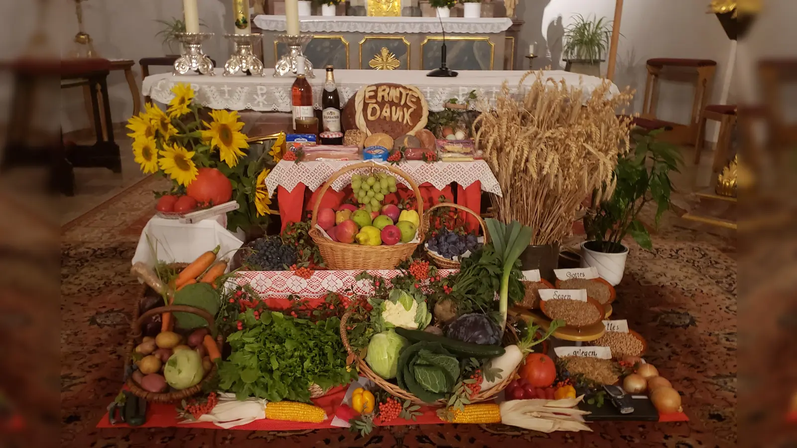 Erntealtar in der Benefiziumskirche St. Erhard in Wildenau (Bild: Josef Albrecht)