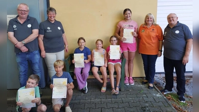 Siegerehrung des Ferienprogramms bei den „Edelweiß”-Schützen. Jugendleiter Klaus Böller (links) mit seinem Team haben die Kinder empfangen und den Verein präsentiert. (Bild: Renate Daller)