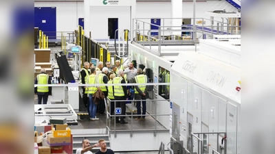 Moderne Förder- und Verarbeitungstechnik sowie Mehrwerte für die Mitarbeitenden bekamen die Besucher des Wirtschaftsclubs Nordoberpfalz bei ihrem Besuch im Liebensteiner Kartonagenwerk zu sehen (Bild: Walter Güntner)