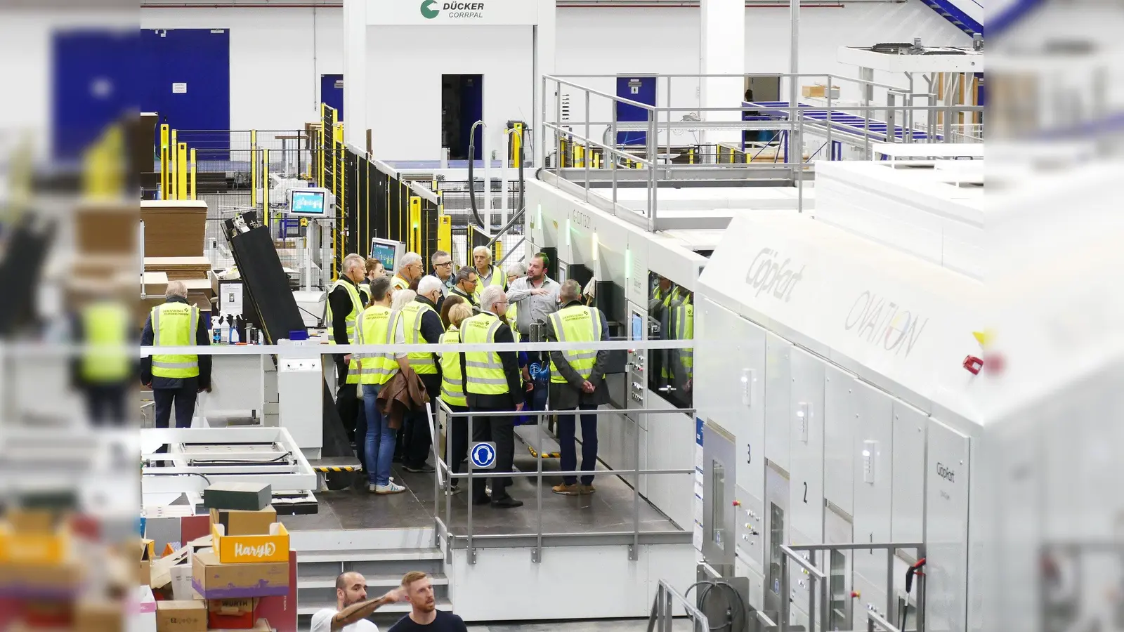 Moderne Förder- und Verarbeitungstechnik sowie Mehrwerte für die Mitarbeitenden bekamen die Besucher des Wirtschaftsclubs Nordoberpfalz bei ihrem Besuch im Liebensteiner Kartonagenwerk zu sehen (Bild: Walter Güntner)