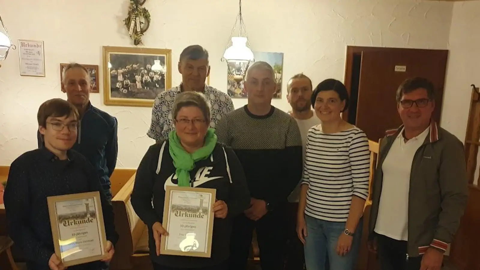 Das Bild zeigt die neue Vorstandschaft mit dem 1. Bürgermeister und zugleich 1. Vorsitzendem Michael Riedl (Bildmitte), dem scheidenden Vorstand Gerald Reiter(rechts) und die beiden anwesenden geehrten für 10 Jahre Petra Vogl und Christoph Wurm. (Bild: Gerald Reiter)