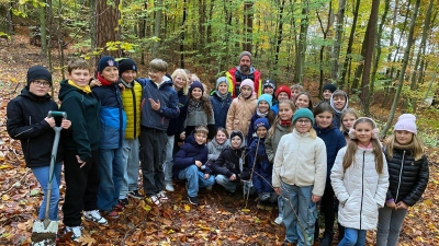 Baum erfolgreich gepflanzt: Die Fünftklässler posieren mit Revierförster Andreas Arnold (hinten) noch für ein Gruppenfoto. (Bild: Kerstin Arnold)