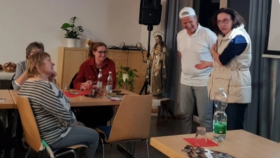 Brotbacken aus selbst gezogenen Sauerteigen aber ohne zugesetzte Hefe. Vorsitzende Angelika Hierold (rechts) dankte den Bäckermeister Franz Vieracker.<br> (Bild: Peter Garreiss)