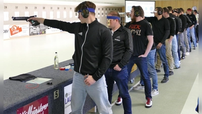 Am Sonntag werden beim Finale wieder alle Stände belegt sein. Die Meisterschaft wird vermutlich in der Spitzenpartie zwischen den Sportschützen Kastl und Eichenlaub Meerbodenreuth (Bild - Duell aus dem Vorjahr) entschieden.  (Bild: Wolfgang Raps)