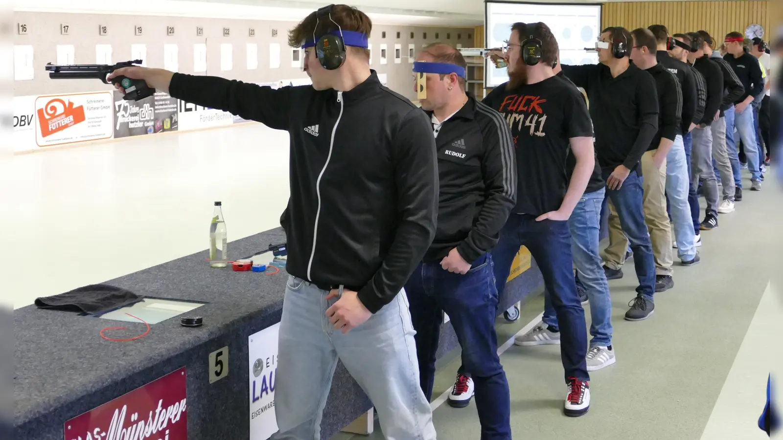 Am Sonntag werden beim Finale wieder alle Stände belegt sein. Die Meisterschaft wird vermutlich in der Spitzenpartie zwischen den Sportschützen Kastl und Eichenlaub Meerbodenreuth (Bild - Duell aus dem Vorjahr) entschieden.  (Bild: Wolfgang Raps)