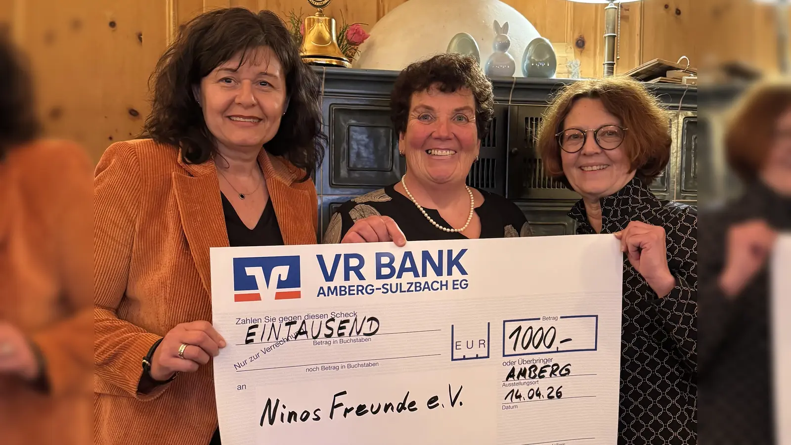 Spendenübergabe beim Lions-Club Amberg-Sulzbach (von links): Christine Arnold, Präsidentin Lions-Hilfswerk, Karin Borchers, Ninos Freunde e.V., und Patricia Pulkert, Präsidentin Lions-Club Amberg-Sulzbach. Bild: Olmert (Bild: Hubert Uschald)