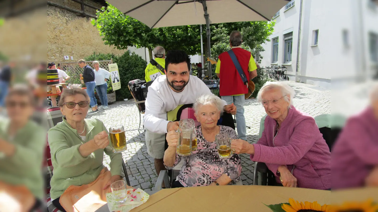 Bewohner und Mitarbeiter des Marienheims feierten Sommerfest. (Bild: Daniela Donhauser )