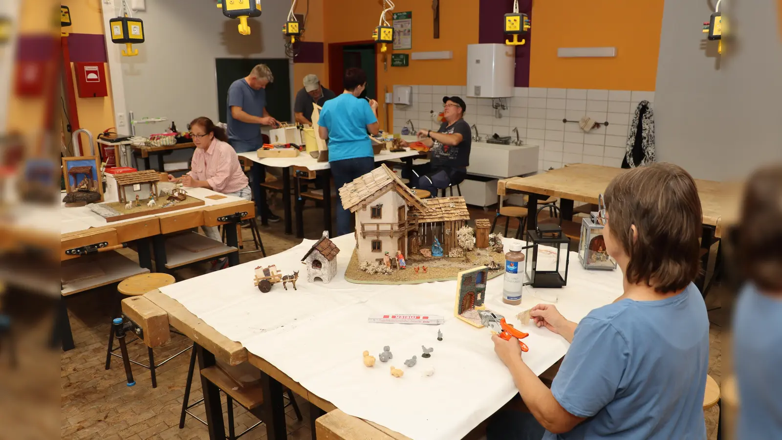 Fleißig wird schon bei den Riedener Krippenbauern im Werkraum der Grundschule Rieden gewerkelt. (Bild: Michael Rabenhofer)