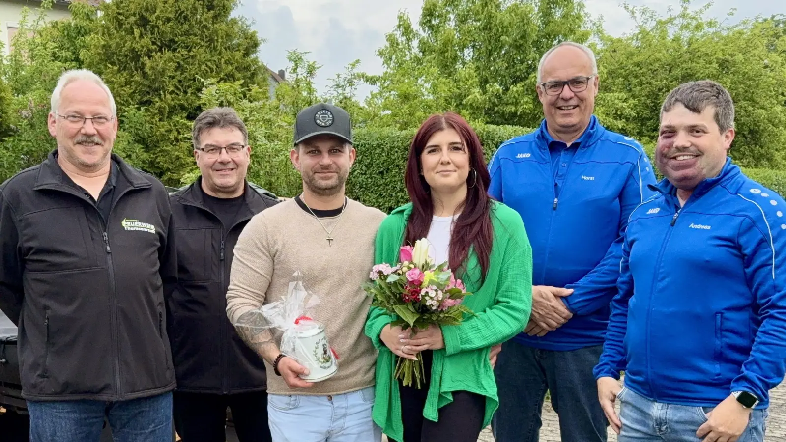 Die Feuerwehr Thumsenreuth (links) und die Thumsenreuther Schützen (rechts) gratulierten dem frisch vermählten Brautpaar Dominik und Kathi Sieder vom Fire&amp;Kitchen. (Bild: Andreas Heinz)